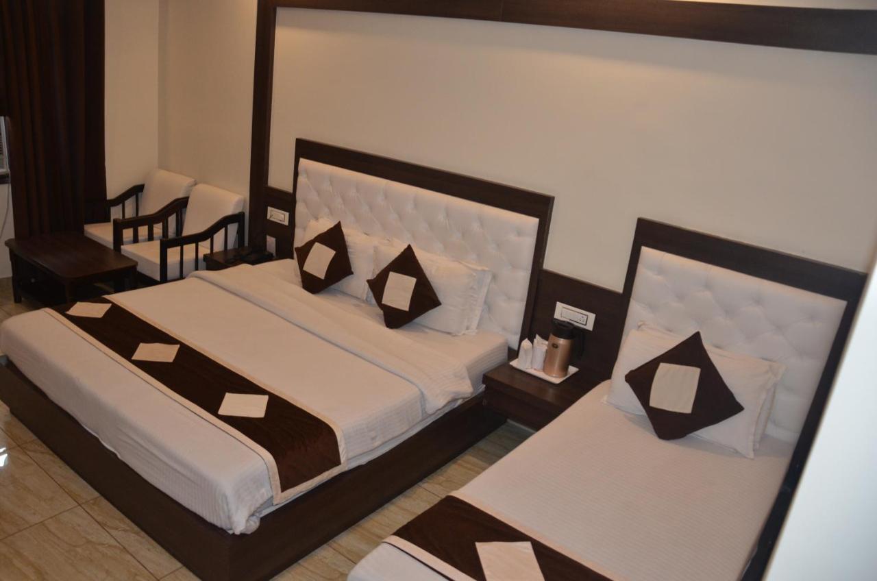 Hotel Krishna Катра Екстер'єр фото