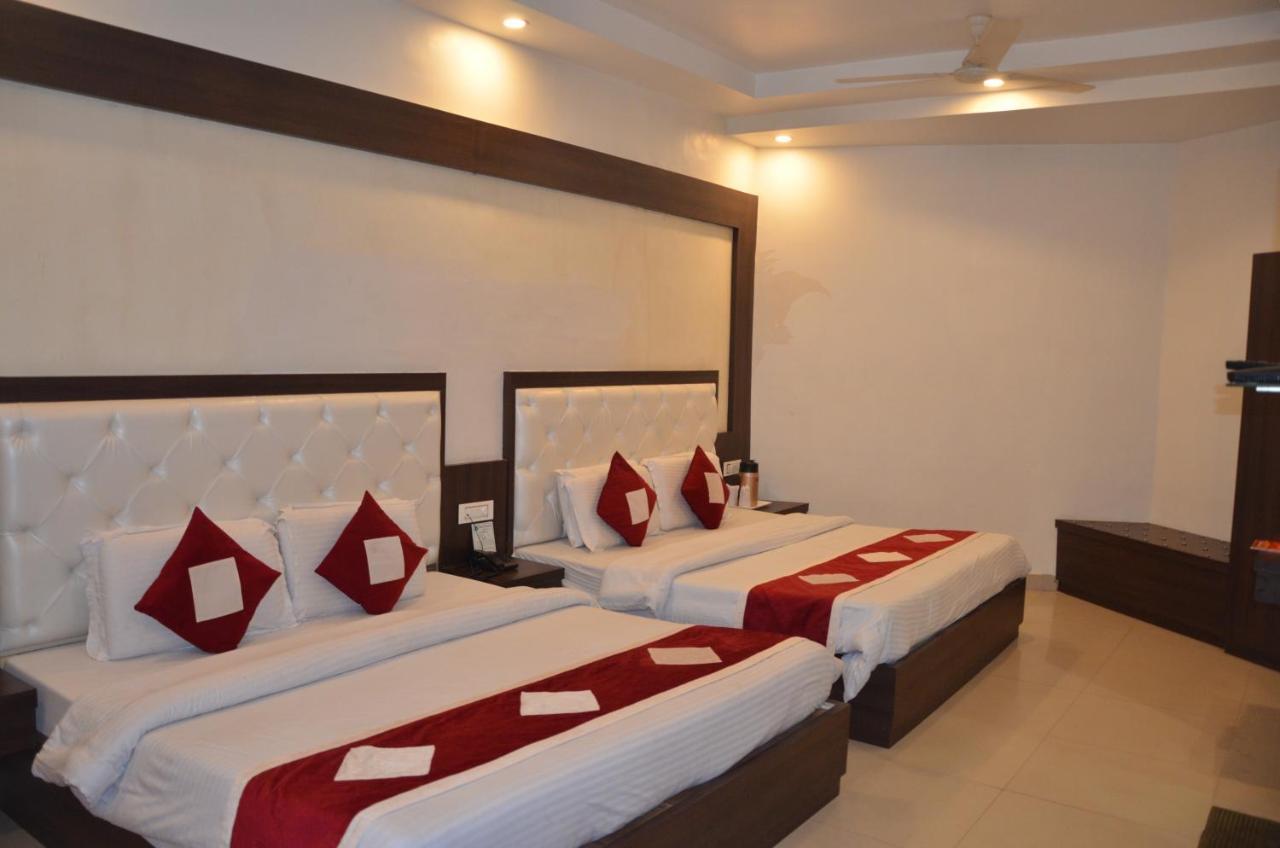Hotel Krishna Катра Екстер'єр фото