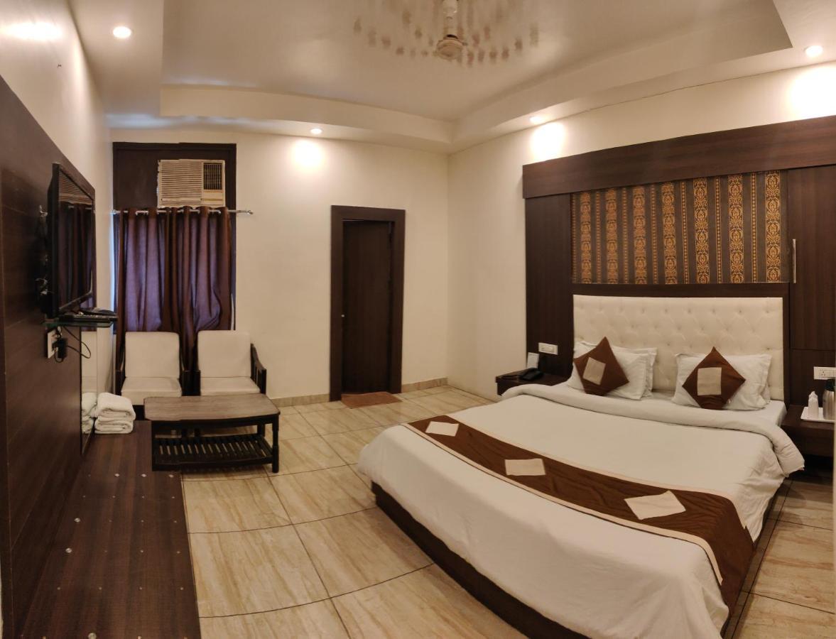 Hotel Krishna Катра Екстер'єр фото