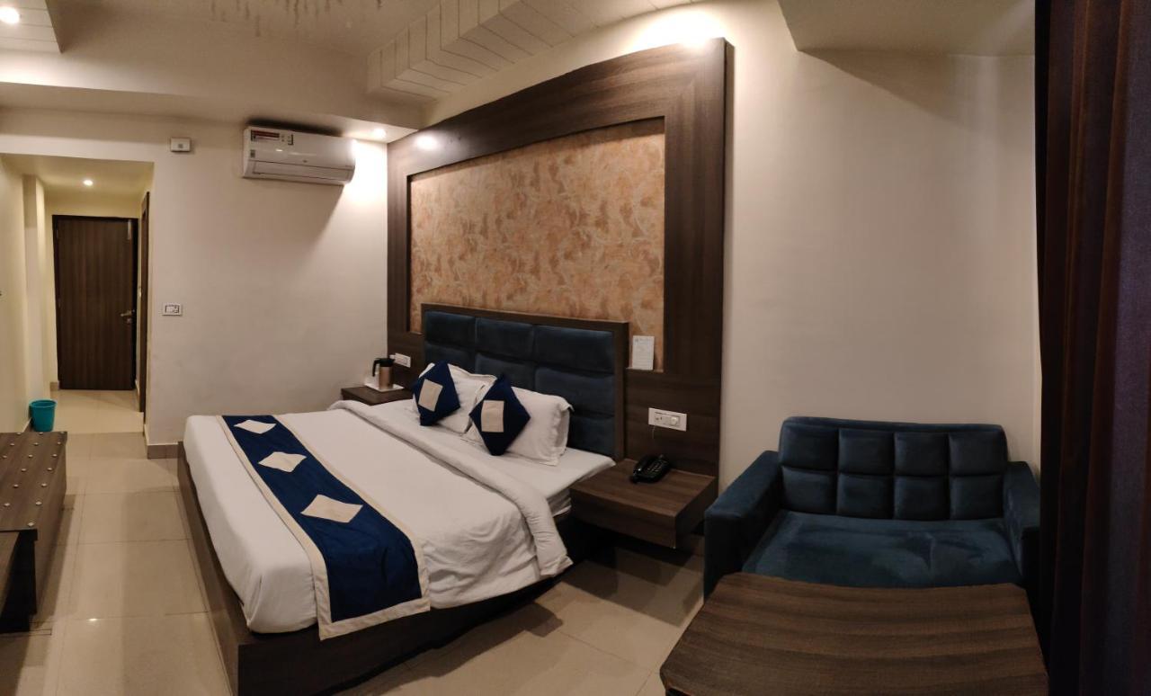 Hotel Krishna Катра Екстер'єр фото