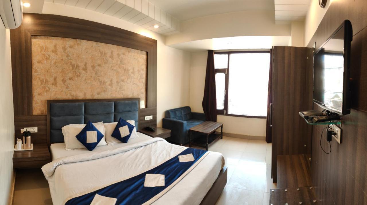 Hotel Krishna Катра Екстер'єр фото