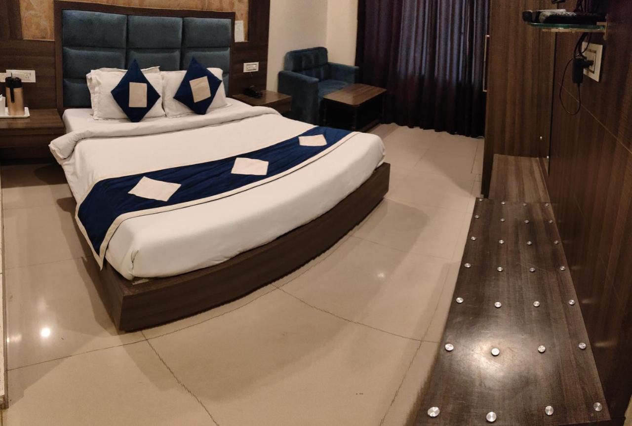 Hotel Krishna Катра Екстер'єр фото