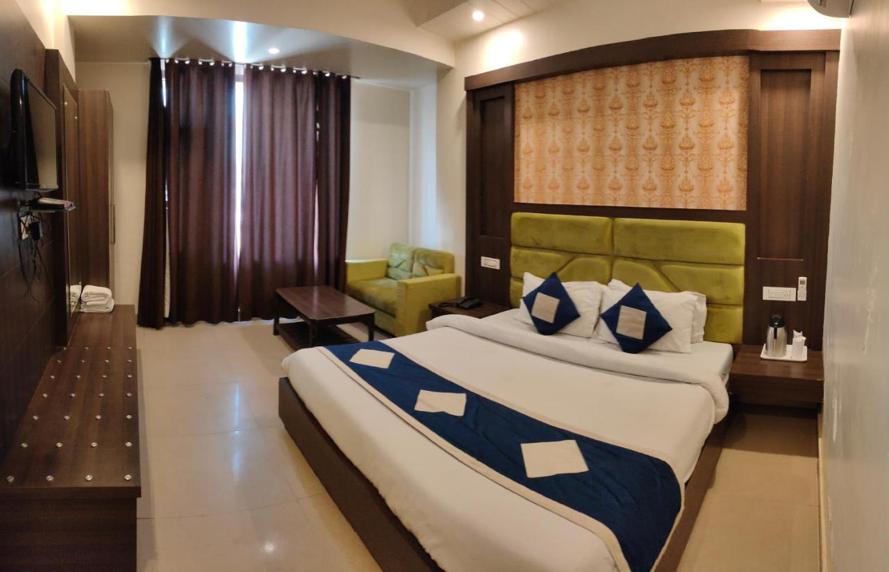 Hotel Krishna Катра Екстер'єр фото
