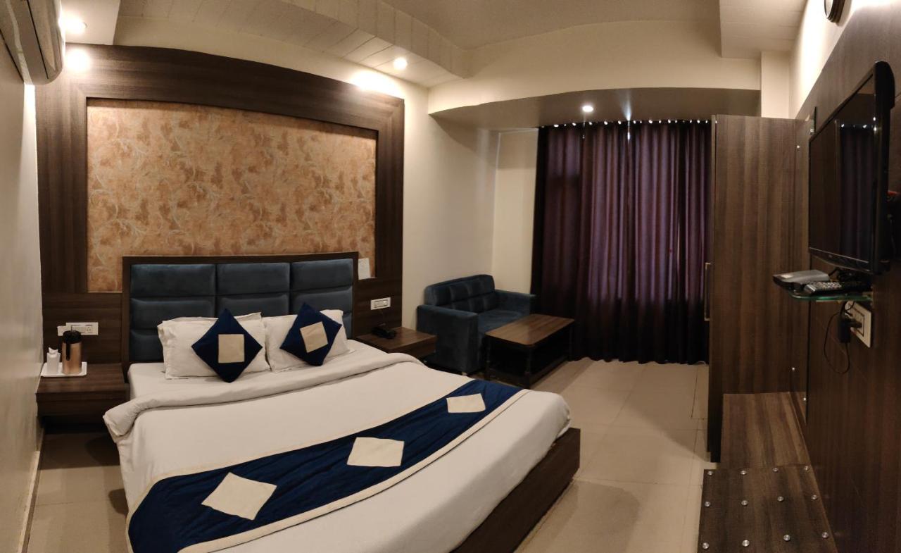 Hotel Krishna Катра Екстер'єр фото