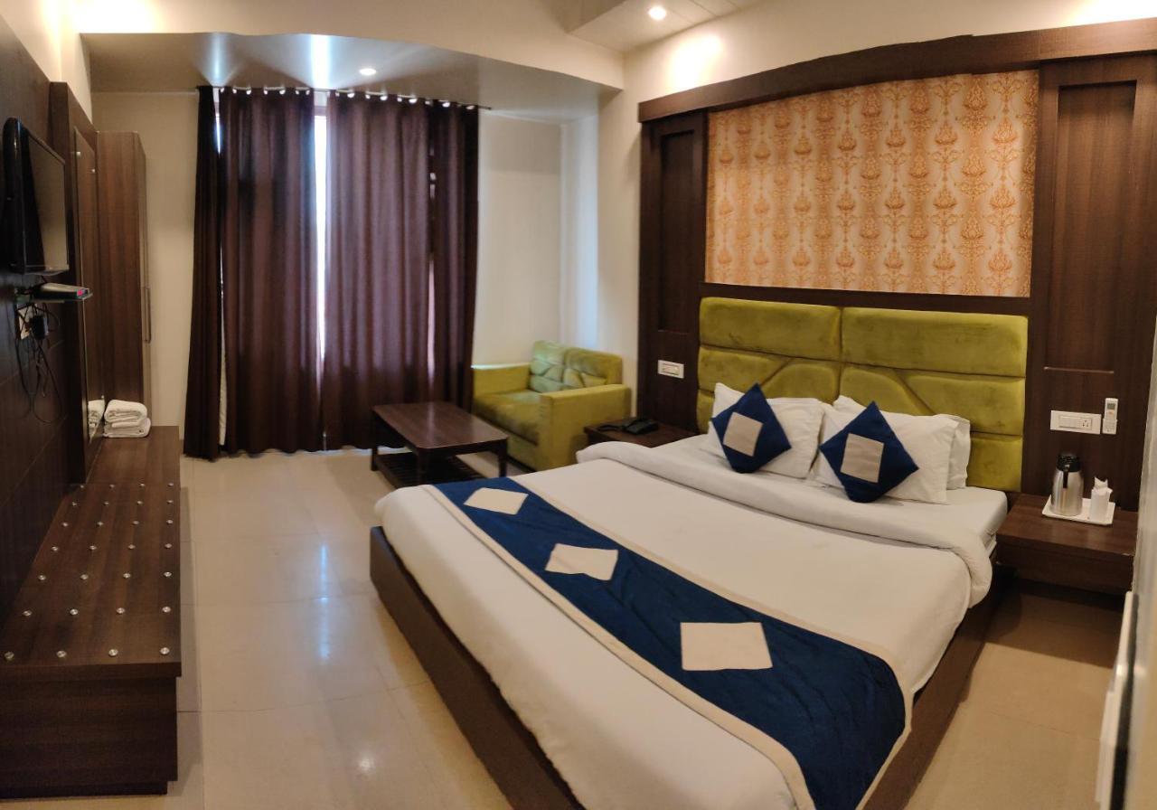 Hotel Krishna Катра Екстер'єр фото