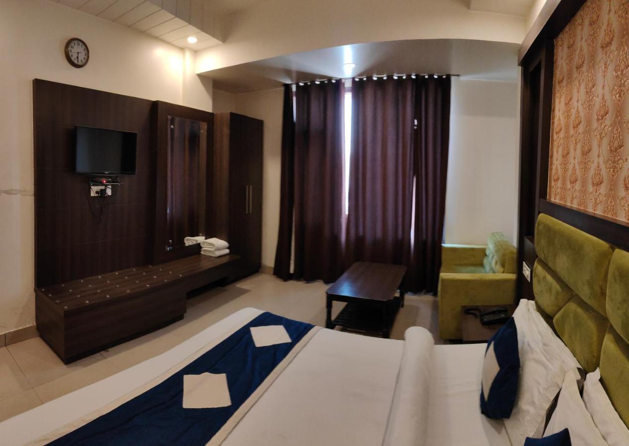 Hotel Krishna Катра Екстер'єр фото