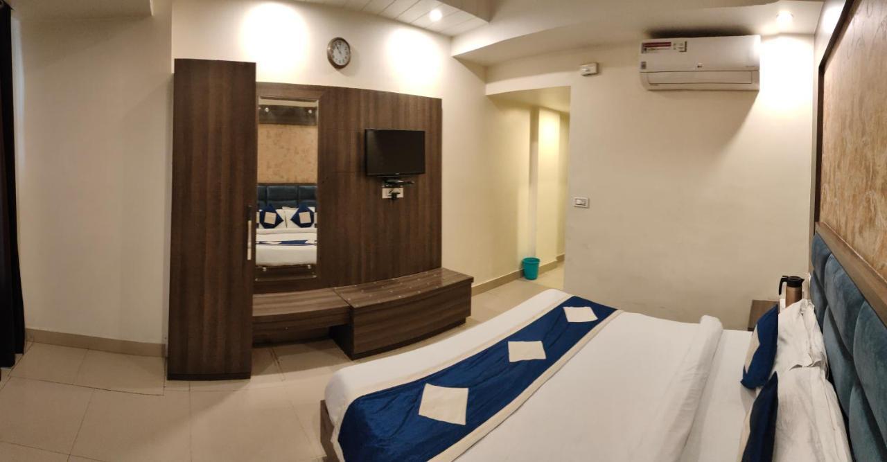 Hotel Krishna Катра Екстер'єр фото