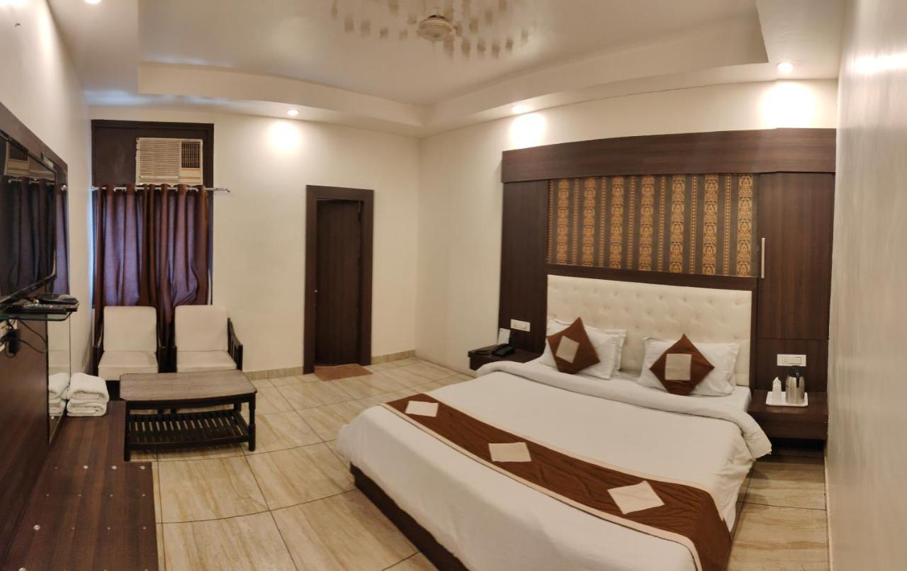 Hotel Krishna Катра Екстер'єр фото