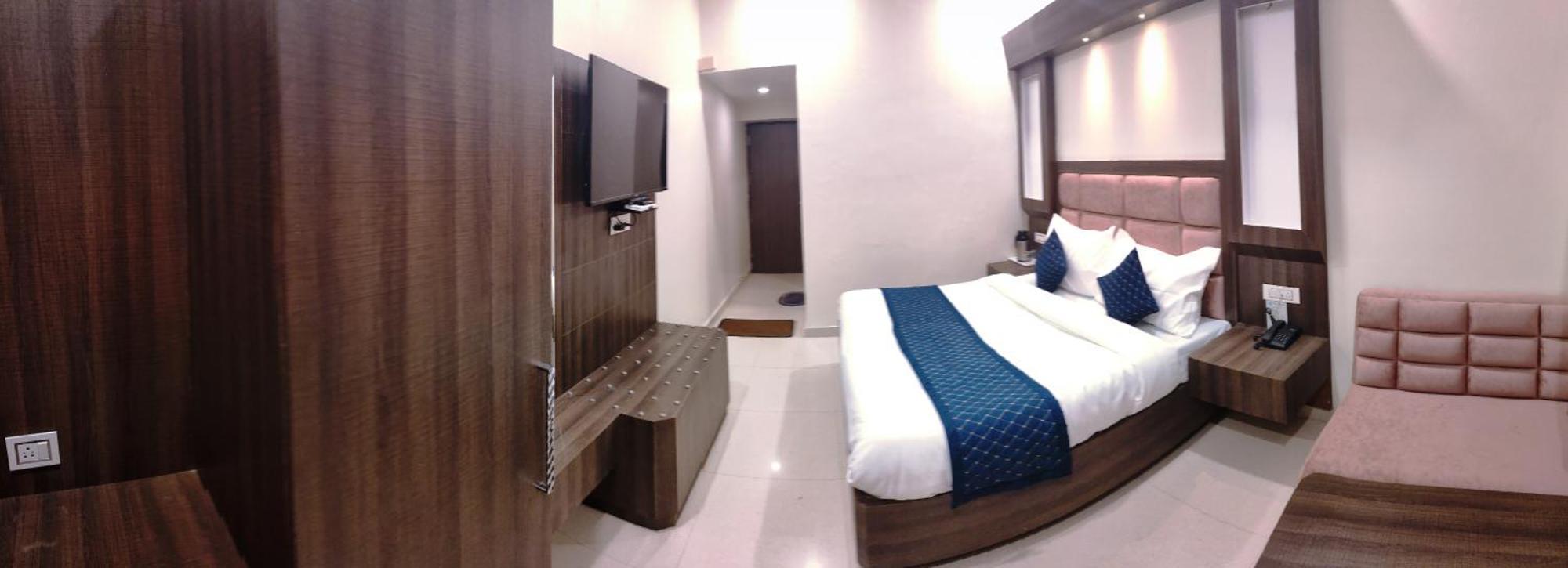 Hotel Krishna Катра Екстер'єр фото