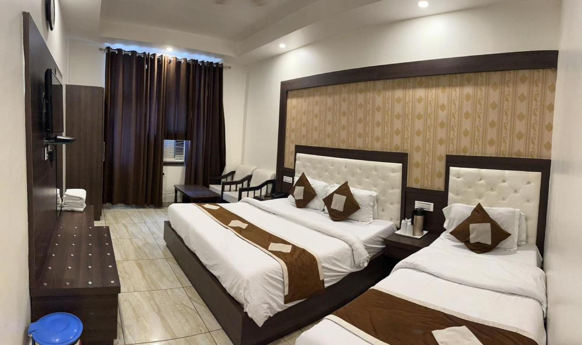 Hotel Krishna Катра Екстер'єр фото